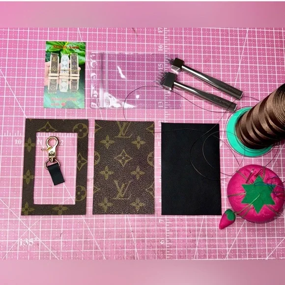 🤎🩷 LV Monogram Custom Lanyard ID Holder handmade - Picture 12 of 13